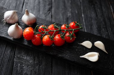sarımsak ile sulu olgun kiraz domates iyi bir kahvaltı snack olduğunu