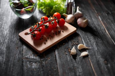 taze sebze ve baharat ve otlar ile yaz tatil salatası