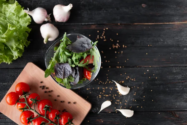 Comida sana y viva ensalada de verano con verduras y especias —  Fotos de Stock