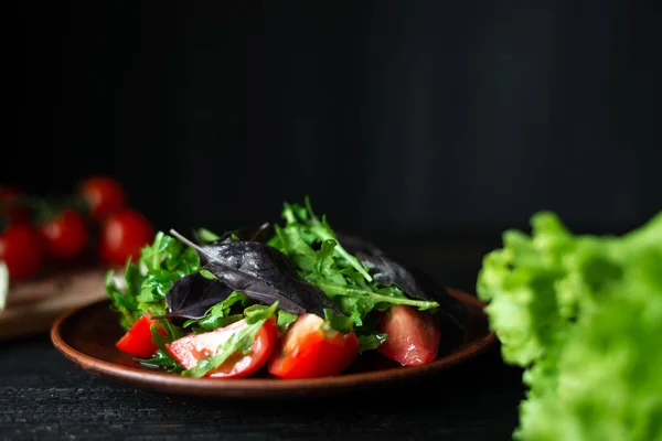Utsikt från sidan på en trä tallrik fodrad med sallad från färska saftiga grönsaker med färska greener — Stockfoto