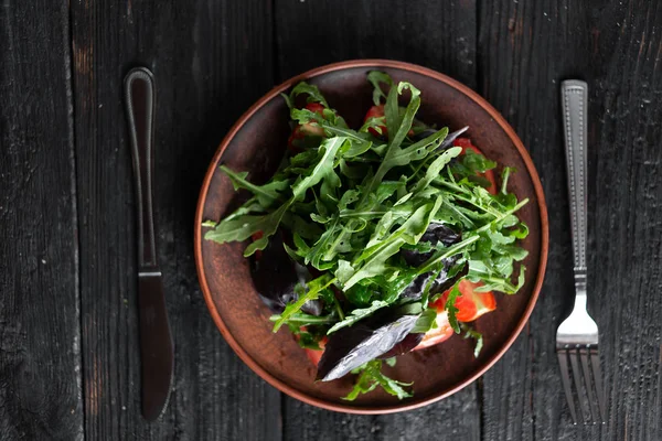 Saftiga blad sallad med mogna körsbärstomater ruccola basilika gurkor doftande kryddor Olive oli — Stockfoto