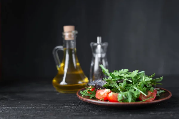 Nyttiga berikade kalorifattig färsk mat. läcker sallad med grönsaker och gröna blad — Stockfoto