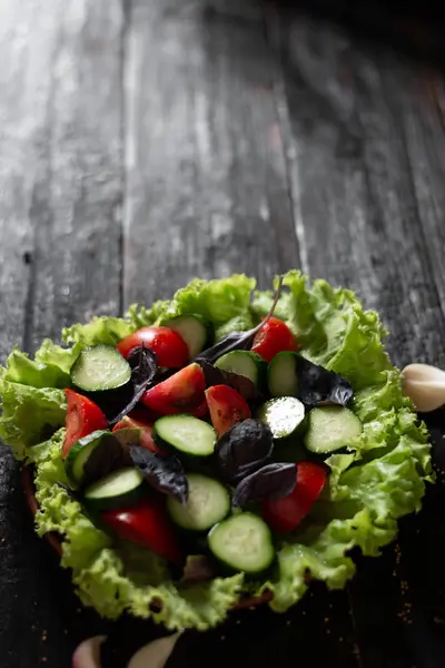 Healthy detox summer salad with cherry tomatoes cucumbers arugula basil olive oil — Stock Photo, Image