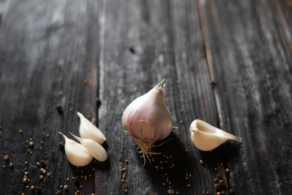 Auf dem Holztisch liegt Bio-Knoblauch neben Spic — Stockfoto