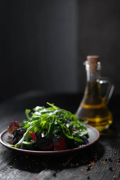 Grekisk sallad med gurkor, basilika, tomater, arugula, vackert som ut på en lera plattan — Stockfoto