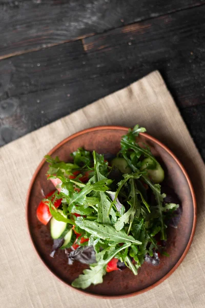 美丽的沙拉，在餐巾上，在一盘衬砌的希腊沙拉 — 图库照片