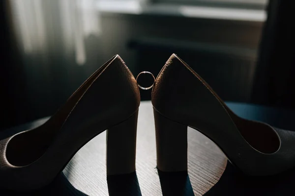 Выбор обуви на день свадьбы. Счастливый день . — стоковое фото
