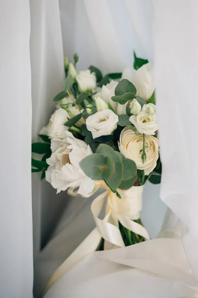 Stylish wedding bouquet on the wedding day. Happy day. — Stock Photo, Image