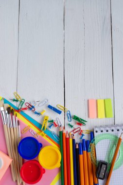 kaotik beyaz ahşap arka plan üzerinde kırtasiye dışarı koydu