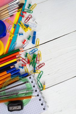 okul rutini. beyaz ahşap bir masa üzerinde kırtasiye. çalışmaya hazırlık.