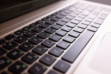 ofiste işyeri. dizüstü bilgisayarda çalışmak. Freelancer. çevrimiçi çalışın. Yazarak. dizüstü bilgisayar klavyesi yakın.