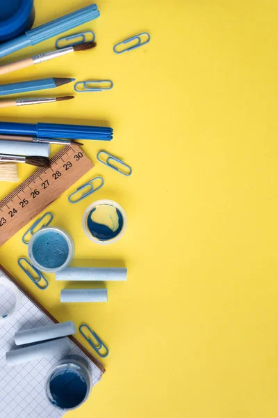 Papelaria escolar colorida brilhante em um fundo amarelo. lugar sob a inscrição . — Fotografia de Stock