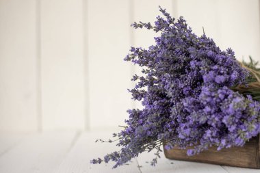 Beyaz bir arka plan üzerinde ahşap bir sepet içinde güzel büyük buket.