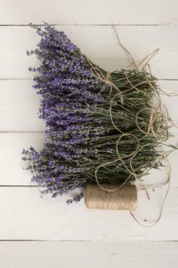 Provencal kokulu lavanta bir masanın üzerinde yatan bir yakın çekim fotoğraf.