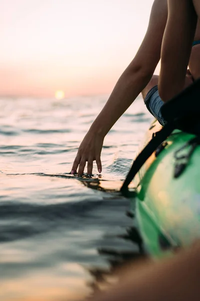 Jemný dotek ženských rukou vln Tichého oceánu — Stock fotografie