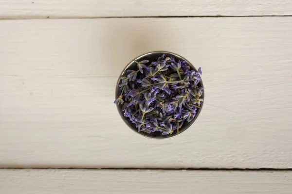 Closeup photo on top of a wooden background with a small bowl with fragrant lavender. — Stock Photo, Image