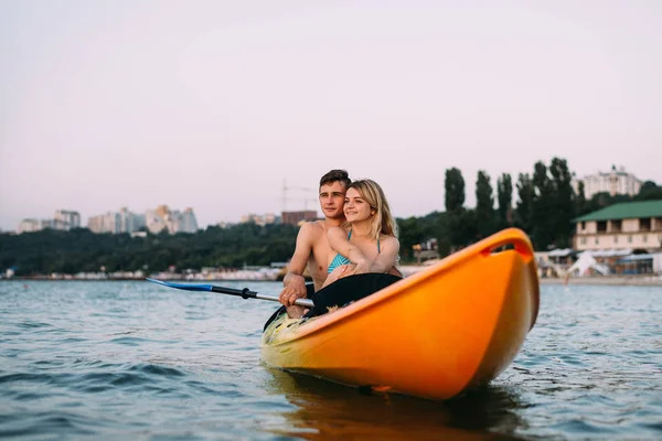 Malasia pareja enamorada se encuentra con el amanecer en un kayak. Estilo de vida activo — Foto de Stock