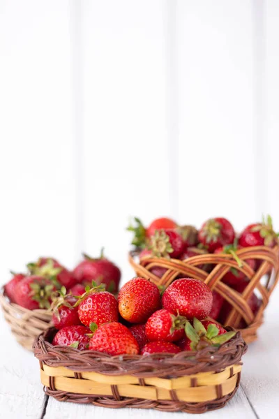 Sabroso y saludable desayuno, fresas maduras en una cesta de madera. Fuente de vitaminas y minerales — Foto de Stock