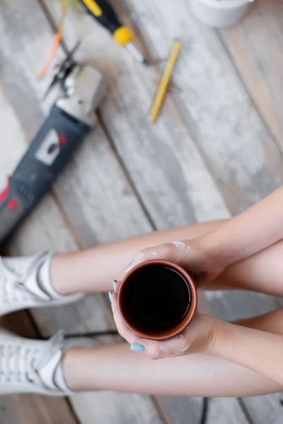 Uma chávena de café nas mãos da rapariga. Ferramentas de foto close-up para robôs . — Fotografia de Stock