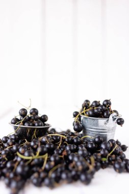 tarımda yeni ürün siyah frenk üzümü çilek, ahşap masa