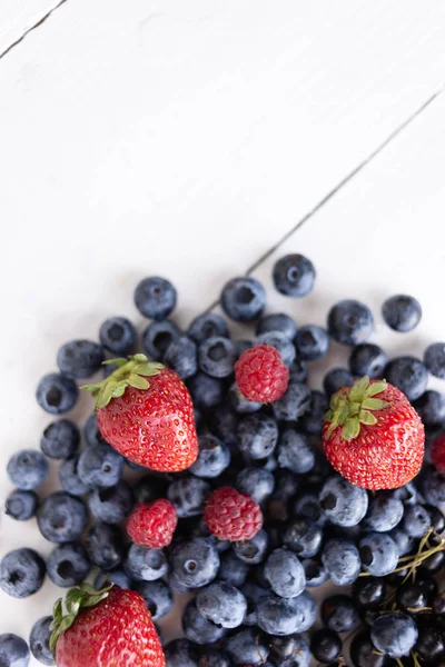 浆果草莓,覆盆子,蓝莓在白色背景视图从顶部。文本下面有一个位置 — 图库照片