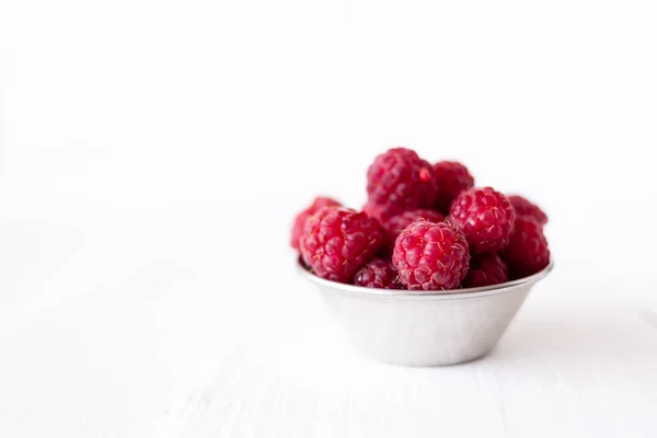 Ripe raspberries on white background. nutritious and healthy breakfast — Stock Photo, Image