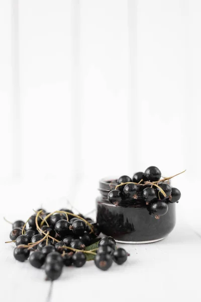 Tarro maduro de carro de grosella negra con mermelada en una mesa de madera en mal estado. Fondo culinario . — Foto de Stock