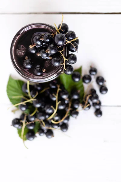 Cosecha madura de grosellas negras, deliciosas bayas están sobre la mesa . — Foto de Stock