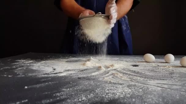 Chef semina farina attraverso un processo di cottura setaccio di metallo — Video Stock