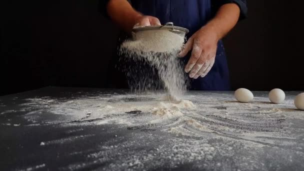 Farina bianca setacciata attraverso un setaccio sul tavolo — Video Stock