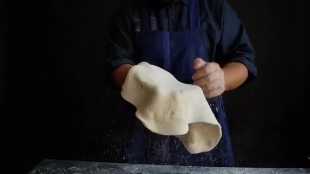 Boulanger mâle tenant renard de pâte dans les mains, jetant la pâte à pizza — Video