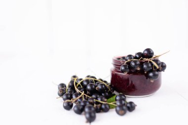 siyah frenk üzümü çilek beyaz bir masa, bakkaliye yalan