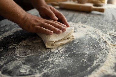 erkeklerin güçlü elleri masaya puf böreği koydu