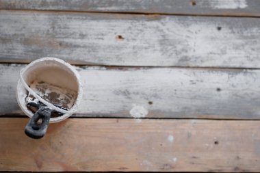 Büyük plan fotoğraf beyaz macun ve inşaat boya spatula ile bir kova var.