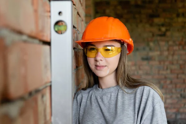 Pretty woman foreman provides their services builder. — Stock Photo, Image