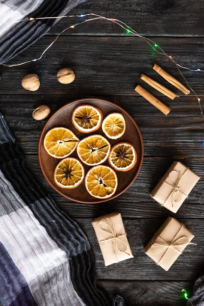 Fondo de Navidad con naranjas, los regalos se embalan en la mesa —  Fotos de Stock