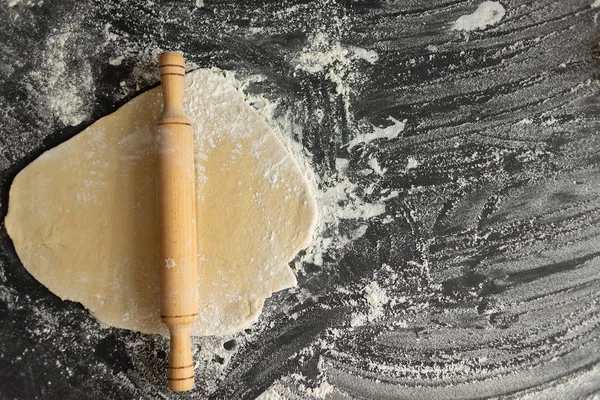 Rullande stift på en bit av rå deg, processen att göra kaka kaka — Stockfoto