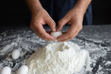 Pişirme krep, kek, pişirme, fırıncı nın ellerini üst görünümü, un içine yumurta çatlamak.