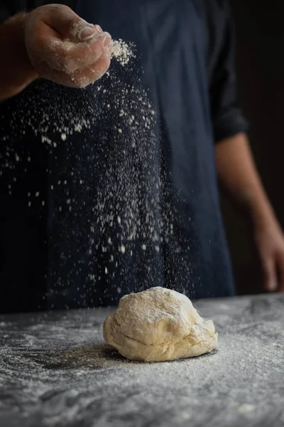 男性シェフ小麦粉は、台所で生地を振りかけます — ストック写真