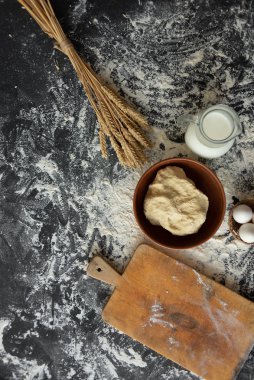 mutfak masası un serpilir, çiğ hamur bir parça, üç bütün tavuk yumurtası, metin için bir yer