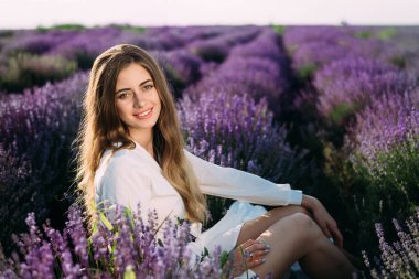 piknik kız, lavanta tarlaları, taze otlar kokusu