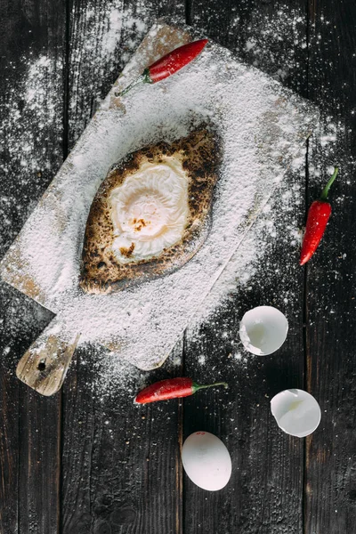 Tortilla con uovo all'interno, cibo gustoso e nutriente, spezie sul tavolo , — Foto Stock