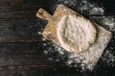 Mutfak masasında tortilla hazırlanması için hamur.