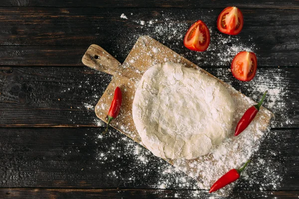 ピザは空白トルティーヤの形をしたチーズスライスはキッチンテーブルの上にあります — ストック写真