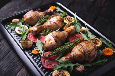 Lezzetli kızarmış tavuk bacağı, gevrek, fast food, yakın plan ızgara sebzeler.