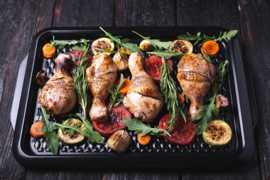 Tüm aile için nefis bir yemek, tavada kızarmış tavuk bacağı, ızgara sebze, aromatik baharatlar.