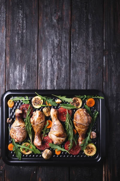 Chicken legs in a pan, delicious crisp, vegetables on the grill, place for text — Stock Photo, Image