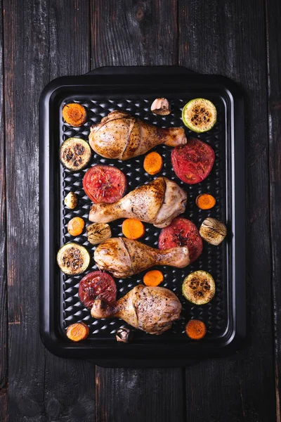 Grillezett csirkecomb, grillezett hús és zöldség. — Stock Fotó