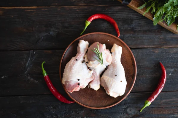 Raw chicken legs on a wooden table. Grilled Meat Ingredients — Stock Photo, Image