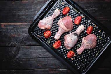 Barbeküye hazırlanıyorum. Siyah tabakta tavuk şişleri. Limon ve sarımsak ile biber marine